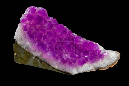 Amethyst ist ein schöner Stein mit schönen und großen Kristallen.