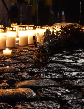 Téléchargez les photos : Bougies debout sur le sol pendant la journée commémorative - en image libre de droit