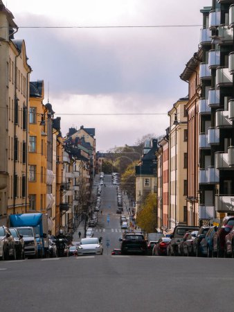 Téléchargez les photos : Vue de la rue de la ville et des bâtiments contre le ciel - en image libre de droit