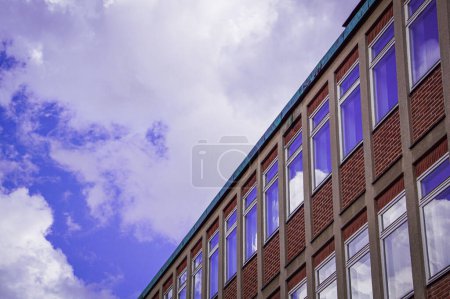 Téléchargez les photos : Vue à angle bas du bâtiment en brique contre le ciel - en image libre de droit