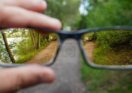 Téléchargez les photos : Coupé main tenant des lunettes à l'extérieur - en image libre de droit