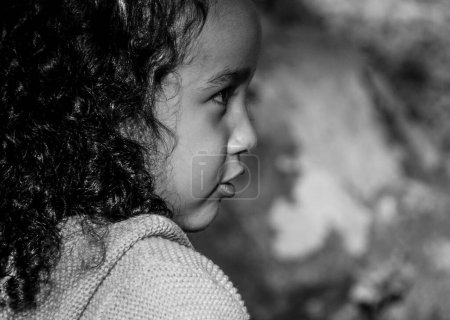 Foto de Un primer plano de una chica en blanco y negro - Imagen libre de derechos