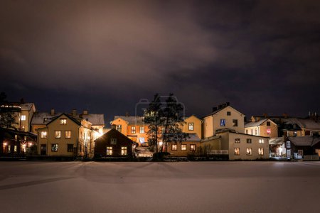 Téléchargez les photos : Vue des bâtiments éclairés la nuit - en image libre de droit