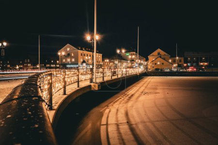 Téléchargez les photos : Vue du pont illuminé la nuit - en image libre de droit