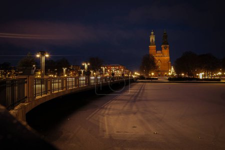 Téléchargez les photos : Vue du pont illuminé la nuit - en image libre de droit