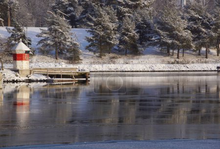 Téléchargez les photos : Vue panoramique du lac par les arbres pendant l'hiver - en image libre de droit