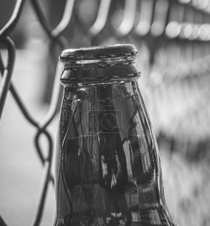 Gros plan d'une bouteille en noir et blanc 
