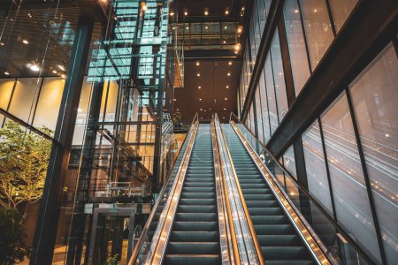 Niedriger Blickwinkel auf Rolltreppen im Einkaufszentrum