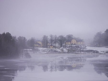 Ein Gebäude am See im Winter 