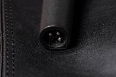 Téléchargez les photos : Connecteur mâle xlr micro noir sur étui en cuir noir - en image libre de droit