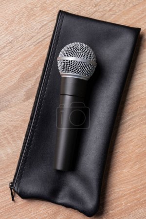 Téléchargez les photos : Microphone dynamique noir sur étui en cuir noir - en image libre de droit
