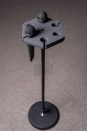 Téléchargez les photos : Porte-microphone noir multi avec deux microphones sans fil - en image libre de droit