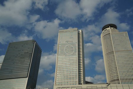 Foto de Edificio moderno en la ciudad con hermosas nubes de fondo, Japón nagoya. - Imagen libre de derechos
