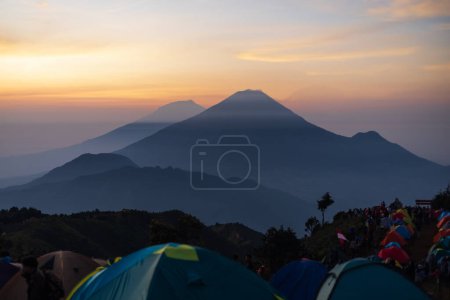 Téléchargez les photos : Beau paysage et lever de soleil dans la montagne prau avec sindoro et fond de montagne de sumbing - en image libre de droit