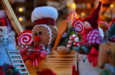 Téléchargez les photos : Décorations de Noël sur le marché - en image libre de droit