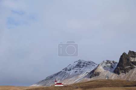 Die Reyniskirkja-Kirche in Vik in Island mit der Gebirgslandschaft im Hintergrund