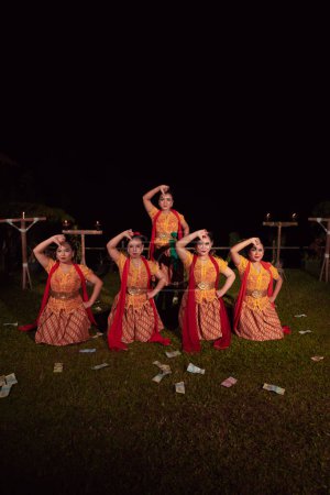 Téléchargez les photos : Asian dancers take pose with dance movements while performing the traditional dance in the competition during the night - en image libre de droit