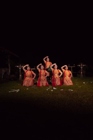 Téléchargez les photos : Asian dancers take pose with dance movements while performing the traditional dance in the competition during the night - en image libre de droit