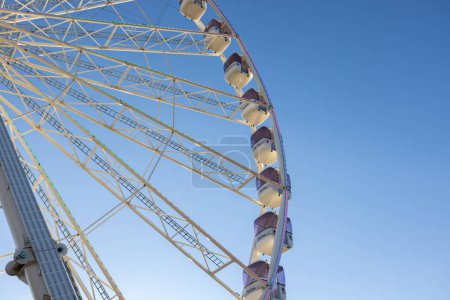 Téléchargez les photos : Détail rapproché de la grande roue sur fond bleu ciel clair, avec des guides de poutres métalliques et cabines passagers à Anvers appelé la vue - en image libre de droit