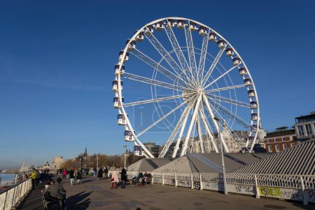 Téléchargez les photos : Roue géante d'Anvers ou grande roue appelée la vue à Anvers le long de l'Escaut et les gens qui marchent et profitent d'une journée d'hiver dans la ville - en image libre de droit
