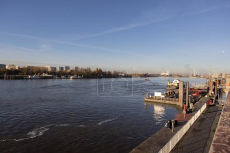 Foto de Terminal de ferries en el río Scheldt en Amberes llamado el autobús acuático en un cielo azul claro día de invierno. Conectando la ciudad con la orilla izquierda - Imagen libre de derechos