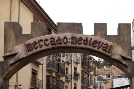 Téléchargez les photos : Gros plan de la bannière du marché médiéval ou médiéval Mercado à l'entrée - en image libre de droit