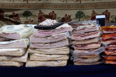 Téléchargez les photos : Stacks of pork bacon at local food market stall - en image libre de droit