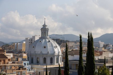 Téléchargez les photos : Dôme de Cupula de la basilique vierge de la charité et les toits de la vieille ville, Cartagena Murcia Espagne - en image libre de droit