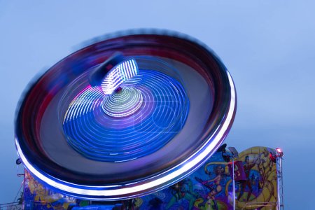 Téléchargez les photos : Superbe photo longue exposition de Carrousel avec une lumière colorée à Torrevieja fun fair pendant l'heure bleue - en image libre de droit