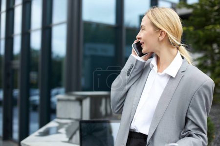 Foto de Mujer hablando por teléfono móvil caminando por la calle mirando hacia otro lado, enfoque selectivo. Tecnología - Imagen libre de derechos