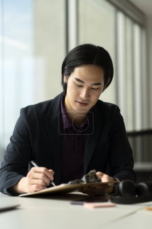 Foto de Guapo asiático hombre de negocios, gerente lectura contrato, canta documentos trabajando en moderno oficina, exitoso negocio - Imagen libre de derechos