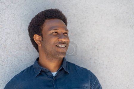 Foto de Retrato de un hombre guapo sonriente mirando hacia la calle, copiando espacio. Feliz cliente seguro después de corte de pelo en la barbería - Imagen libre de derechos