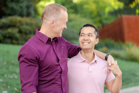 Téléchargez les photos : Portrait de couple homosexuel positif attrayant embrassant se regardant debout sur la rue urbaine à l'extérieur. Concept de lgbt, amour - en image libre de droit