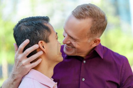 Foto de Retrato de pareja homosexual sonriente romántica, dos hombres homosexuales abrazándose y besándose en el parque, primer plano. Relación, fecha, concepto de amor - Imagen libre de derechos