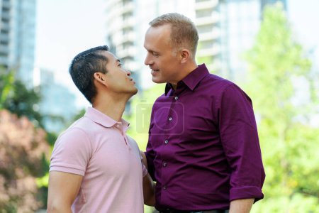 Téléchargez les photos : Portrait de couple homosexuel souriant romantique, deux hommes gays s'embrassant debout dans la rue urbaine. Relation, date, concept d'amour - en image libre de droit