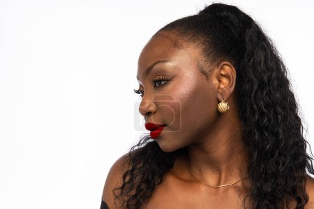 Téléchargez les photos : Portrait de belle femme afro-américaine avec un maquillage lumineux posant, isolé sur fond blanc, espace de copie - en image libre de droit