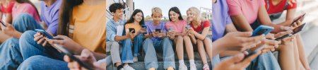 Téléchargez les photos : Collage d'adolescents souriants multiraciaux portant des vêtements décontractés tenant des téléphones mobiles regardant des vidéos, communiquant en ligne, jouant à un jeu mobile assis dans la rue. Technologie, concept de médias sociaux - en image libre de droit