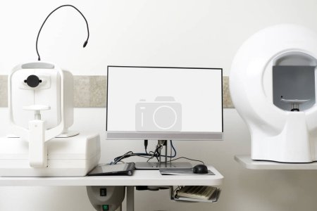 Téléchargez les photos : Armoire optique avec équipement d'optométrie et table de travail. Concept de soins de santé - en image libre de droit