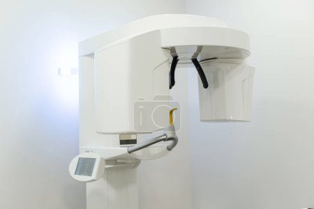 Foto de Tomografía de rayos X de ortodoncia moderna en clínica dental moderna, hospital. Concepto de tecnología moderna - Imagen libre de derechos
