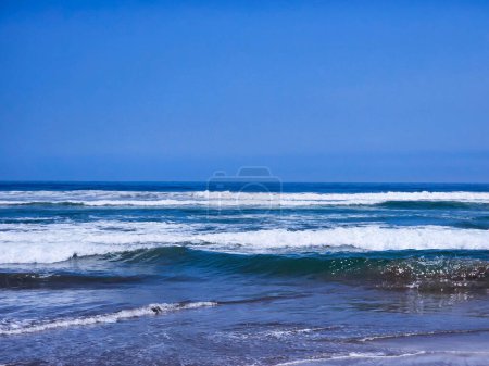 Blick auf das Meer mit vielen Wellen an einem schönen Tag mit klarem und sonnigem Himmel.