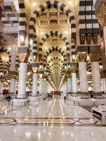 Foto de Medina, Arabia Saudita - 07 de octubre de 2022: La arquitectura interior de Al-Masjid An-Nabawi (Mezquita del Profeta) es una mezquita establecida y construida originalmente por el Profeta Muhammad PBUH. - Imagen libre de derechos