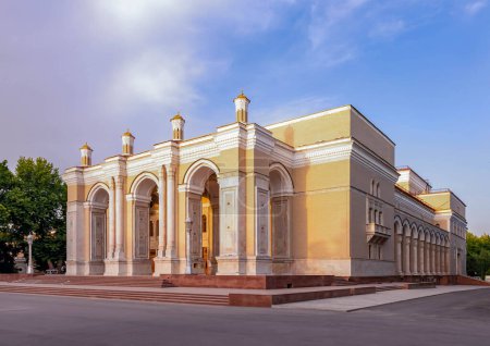 Téléchargez les photos : Ouzbékistan, Tachkent. Le Théâtre académique Bolchoï d'Ouzbékistan nommé d'après Alisher Navoi - en image libre de droit