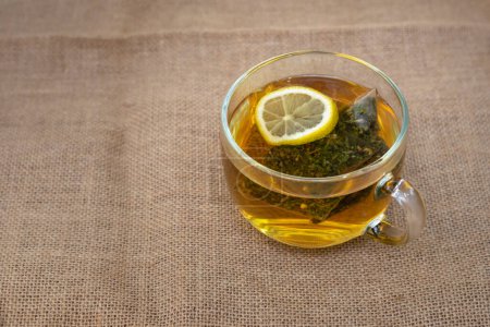 Téléchargez les photos : Herbal tea in glass mug with lemon slice - en image libre de droit