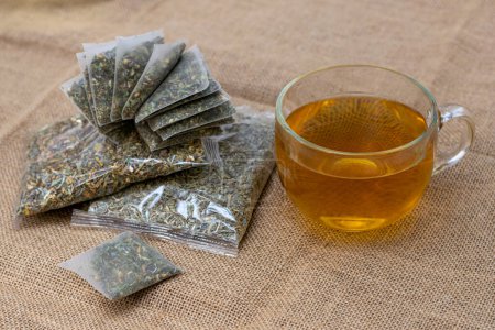Téléchargez les photos : Herbal tea, burlap background in rustic style - en image libre de droit