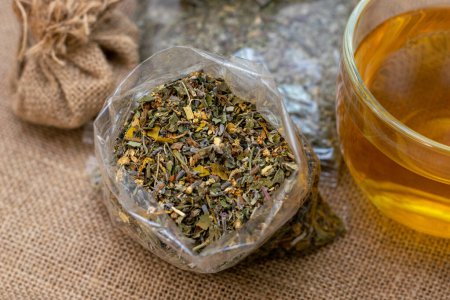Téléchargez les photos : Herbal tea with Medicinal herbs in sachets - en image libre de droit
