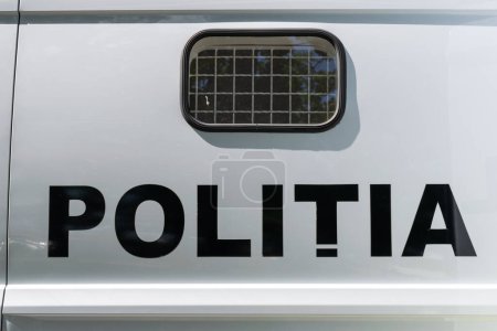 Foto de La palabra Policía en rumano en el coche de policía - Imagen libre de derechos