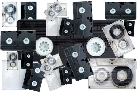 Foto de Cintas de audio y video aisladas en blanco, fondo de cintas de los años 90 - Imagen libre de derechos
