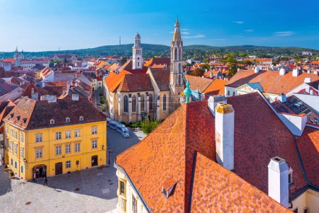 Stadtbild von Sopron, einer alten ungarischen Stadt. Blick vom Feuerturm. Hochwertiges Foto