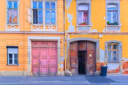 Colorida fachada de un antiguo edificio residencial histórico en la ciudad húngara de Sopron. 