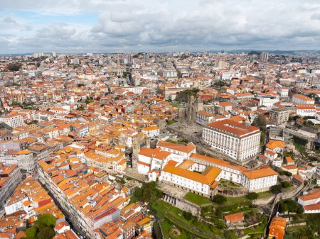Téléchargez les photos : Vue aérienne du drone de Porto. Vue sur le vieux centre historique. Au milieu se trouve la cathédrale de Porto. Beau paysage avec des bâtiments peints en différentes couleurs. Toit de Porto ville - en image libre de droit